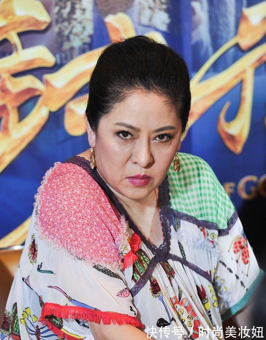 鲜亮感|向太“中年发福”也不油腻,穿印花连衣裙亮相,挡不住的贵妇感