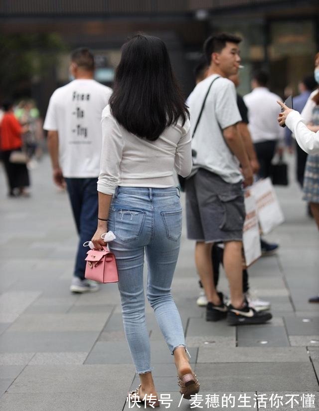 女神 背影女神其实很简单,收腰牛仔裤搭配修身白色T恤就很好看!