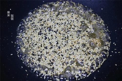 这小点心，外面卖12一斤，自己在家做，3元馄饨皮做一大筐