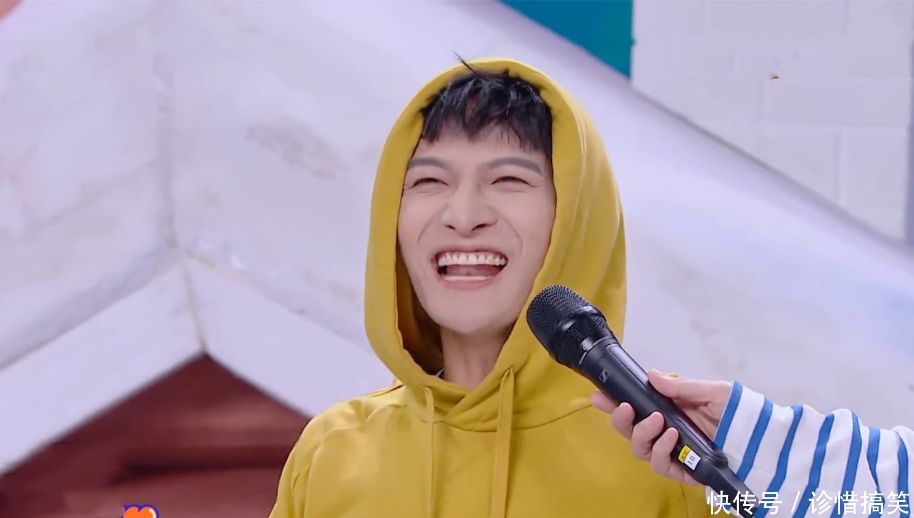 歌手|周深上《快本》讲段子,维嘉听得脸都红了!网友:我怀疑你在开车