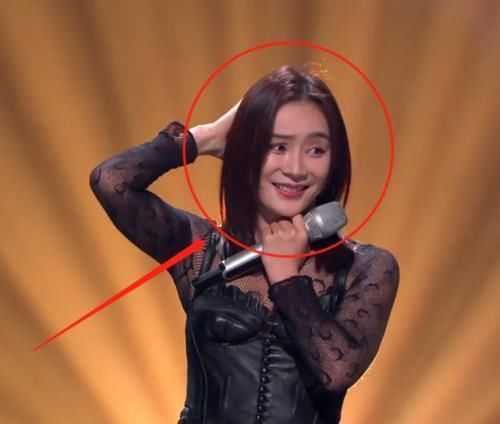 舞台|同样是唱歌失误,袁姗姗贾青的反应却不同,演员和歌手的区别太明显