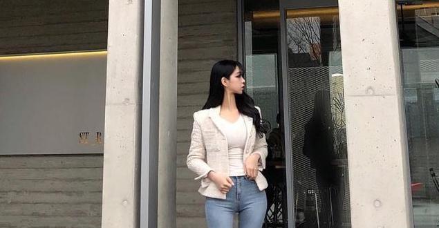 时尚|时尚美观又修身的牛仔裤, 将美女的蜂腰细腿体现得淋漓尽致!