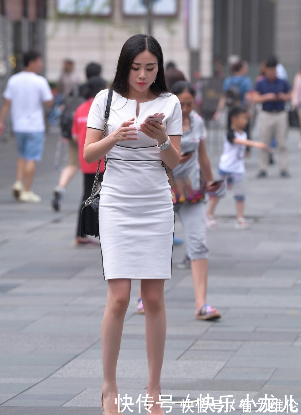 裙子 白白净净得微胖美女,一看就不是什么“庸脂俗粉”,稚嫩得娃娃脸