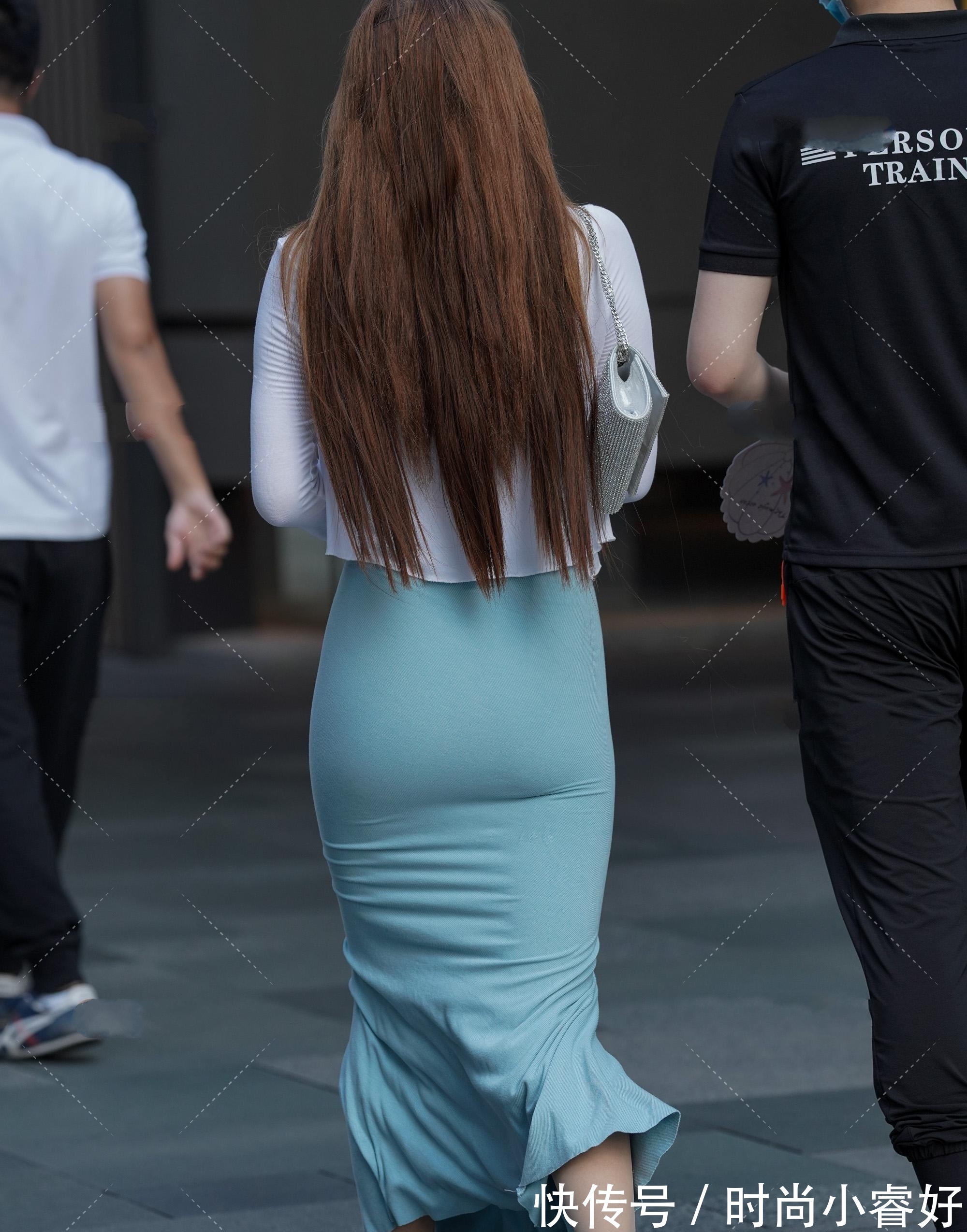 裙装 湖蓝色华丽鱼尾裙搭配洁白短上衣,清爽大气,时尚华丽