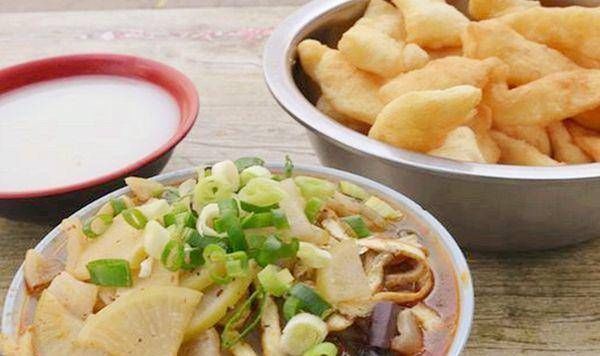 爷爷|爷爷街边卖8元管吃饱,顾客这良心价格,给多2块也没事