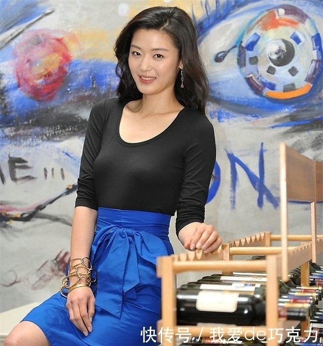 模特黑衣搭配蓝色裙子清新减龄,笑容甜美迷人