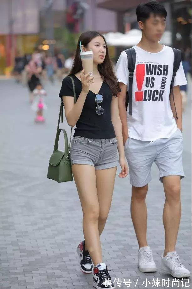 路人|街拍路人,清新又亮眼的时尚穿搭参考,让你美得让人嫉妒