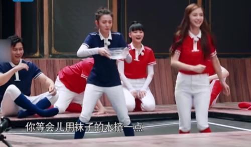 蹦床|宋祖儿挑战端水，李晨郑恺都在捣乱时，谁注意蔡徐坤悄悄做了什么