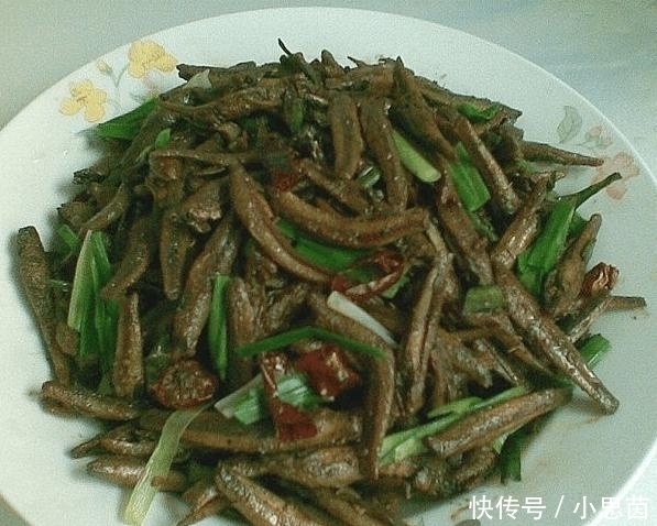 鱼仔干|大热天的, 我炒了这个菜, 香极了, 下饭也下酒, 老公一人吃了一锅米饭