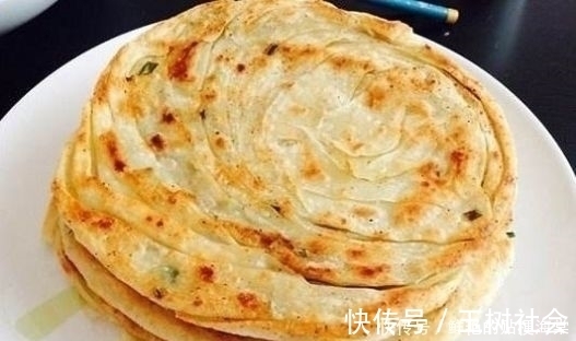 电饼铛烙饼总发硬厨师教你一招,简单又实用,面饼放凉也不变硬