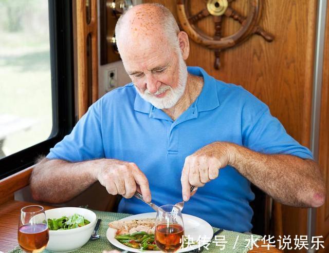 清淡饮食|年龄大了,多吃肉还是少吃肉医生60岁后,3种肉要少吃