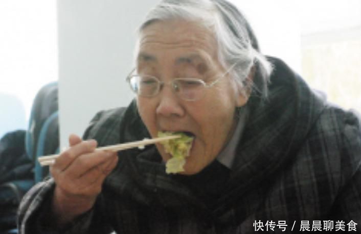 睡眠质量|113岁老人抽烟又喝酒，她说长寿并不难，每晚做1件“事”很有