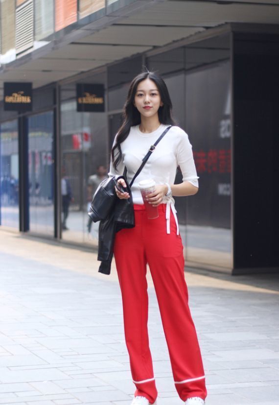 街拍:气质清雅动人的小姐姐,身穿休闲装,洒脱大气