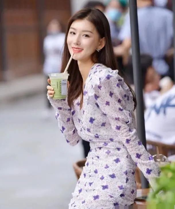 白色印花连衣裙一种清新脱俗的美,一双大长腿才是最养眼的地方