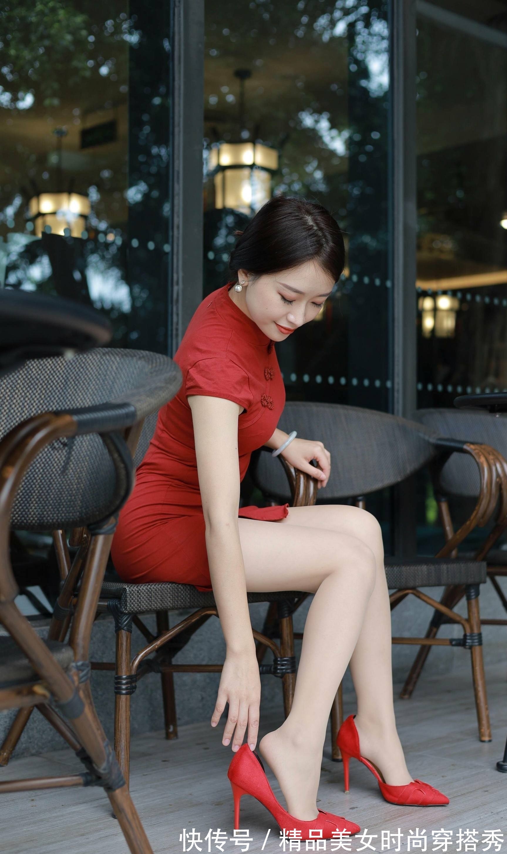 盘扣 红色旗袍搭配传统盘扣设计,优雅复古透着时尚性感的气息