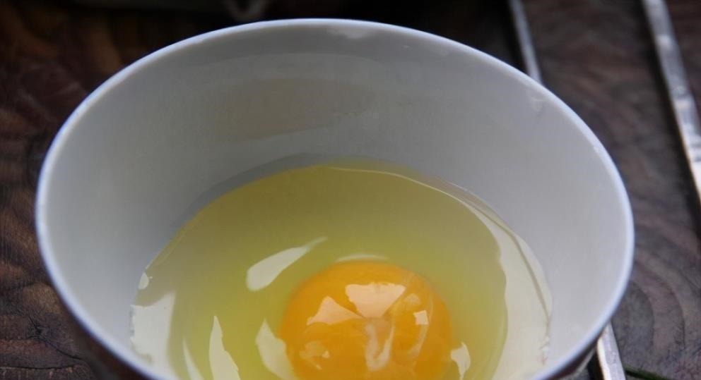 煮荷包蛋时,沸水下锅是错的!掌握“5点技巧”,完整不散不起沫