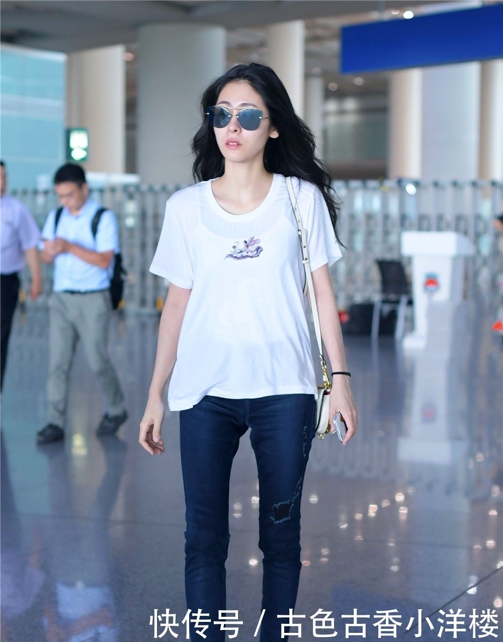 底裤|打底裤过时了!今年夏天流行的是“筷子裤”,显瘦遮肉不挑人