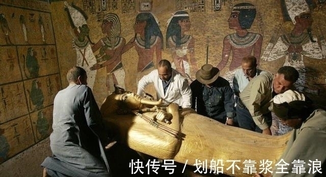 修复!埃及法老金棺材从墓中移出,进行修复工程,棺上浮雕图案错综复杂