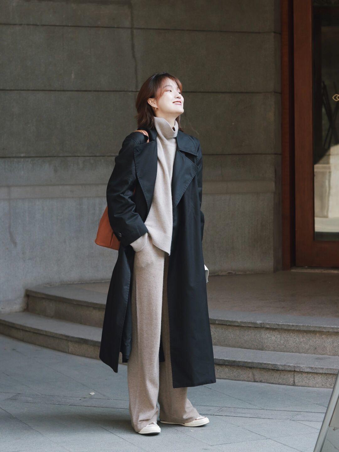 半身裙|天气回暖该怎么穿出氛围感?米色卫衣+黑色半身裙,清纯又不失个性