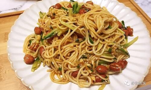 花生米|不想吃饭的时候来一碗这个拌面，吃一口那是幸福的感觉