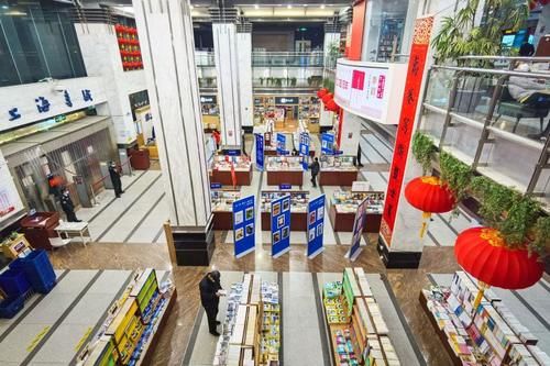 中年|这个春节假期，有些青年在上海书城席地而坐，在书香中度过……