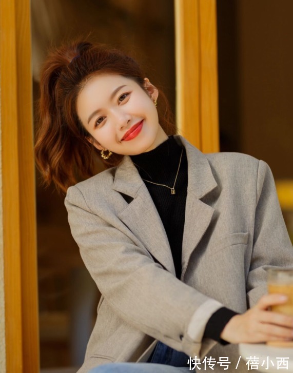 牛仔裤|秋冬不流行露脖子,建议多穿“高领衫”,搭配西装、牛仔裤真高级