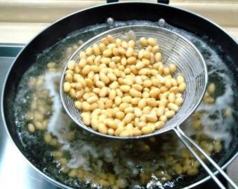 养长寿花、三角梅,就得“顺着来”,花苞一钻就几百,开成红瀑布