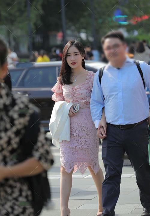 裙子|粉色系半身裙，搭配飘逸上衣，优雅中带一点性感女神范