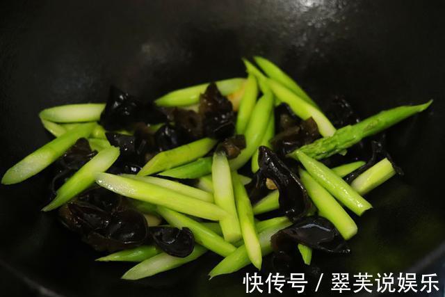 芦笋要换个做法吃!吃芦笋配上这个,味道好吃到爆,2盘都嫌少!