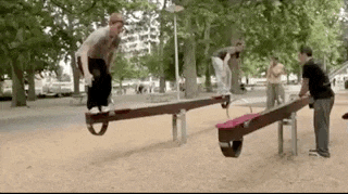 |搞笑GIF:今天周六 带女朋友去海边看看海