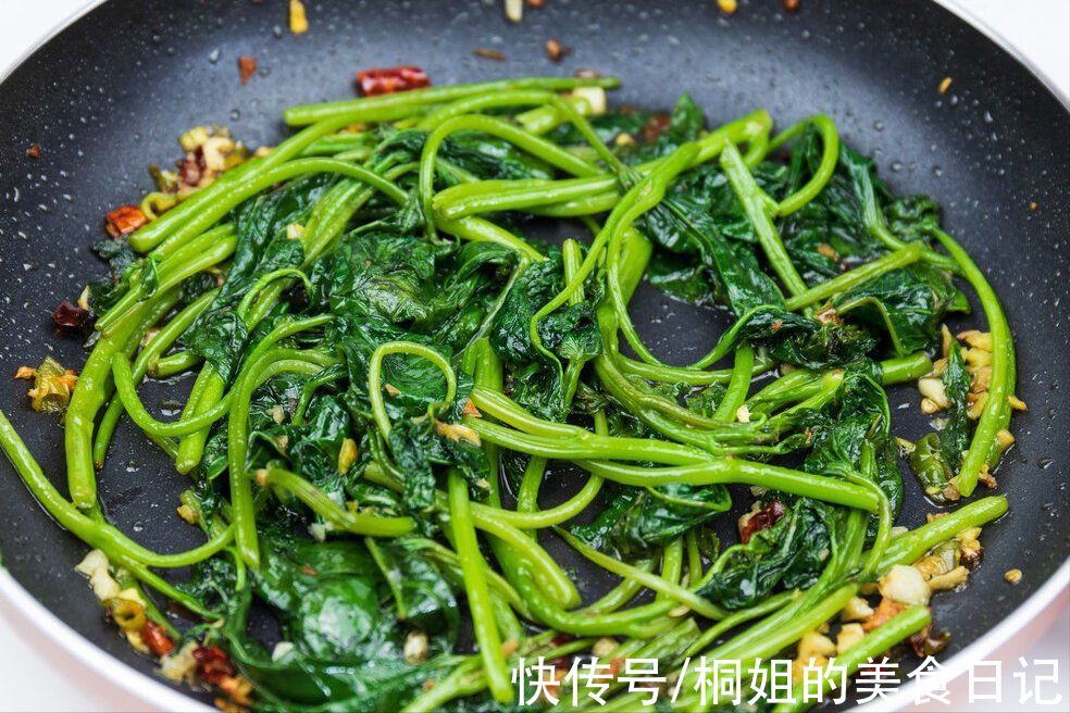 红薯叶|炒红薯叶有窍门，不能直接下锅炒，谨记1个秘诀，出锅爽脆不发黑