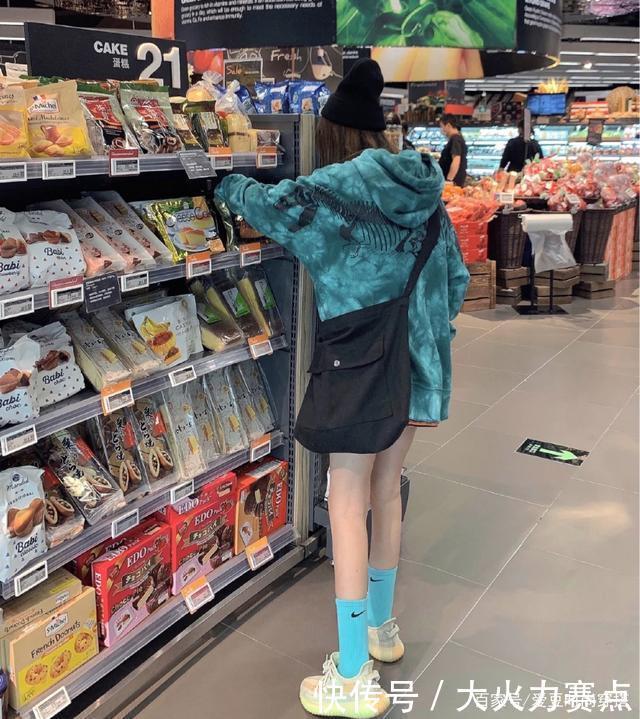  卫衣|卫衣这么穿，真的显胖又显矮