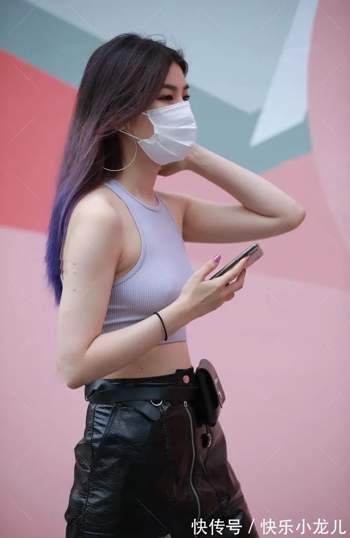 皮裙 黑色皮裙,轻松穿出筷子腿,走路很拉风