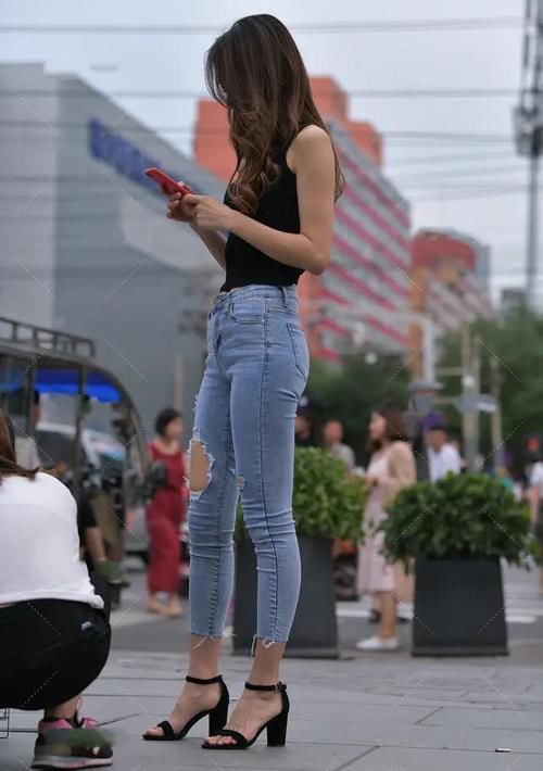 修身短袖 黑色修身短袖搭配浅色带孔牛仔裤,时尚精致,简约大方