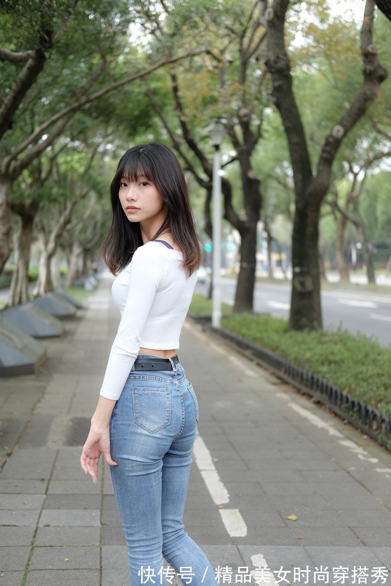 风格|白色针织衫搭配牛仔裤+平底鞋,整体的风格简约又休闲,清爽舒适