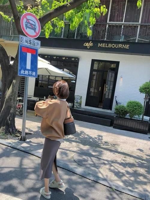 衬衫|入秋后不建议单穿裙子了，可以试试这3种穿法，时髦好看又高级