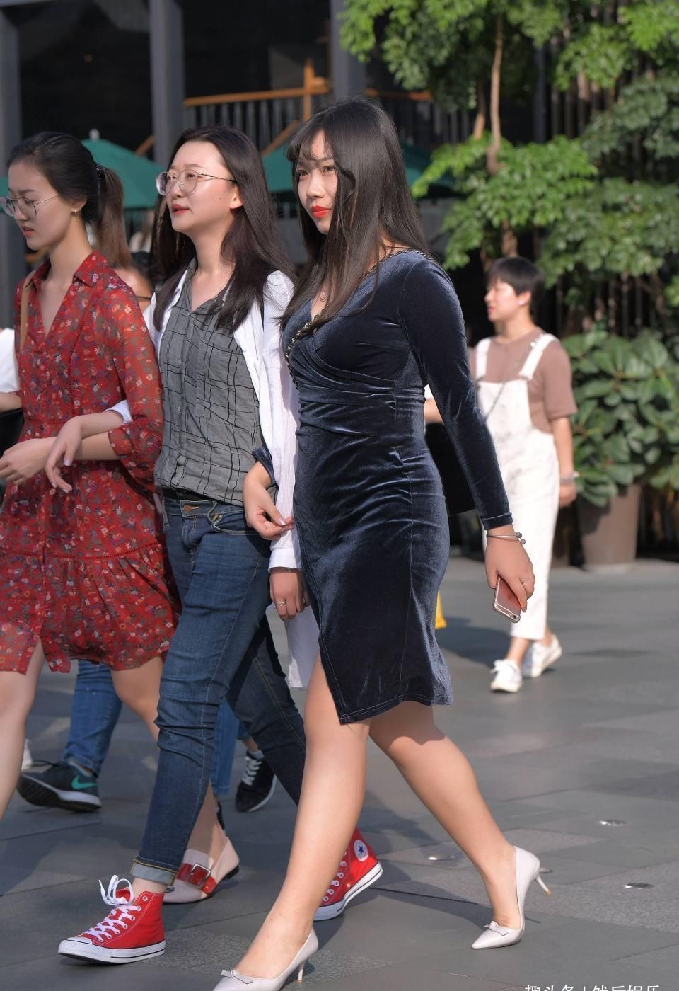 街拍小姐姐，休闲运动的打底裤美女，俏丽多姿清秀可人的感觉