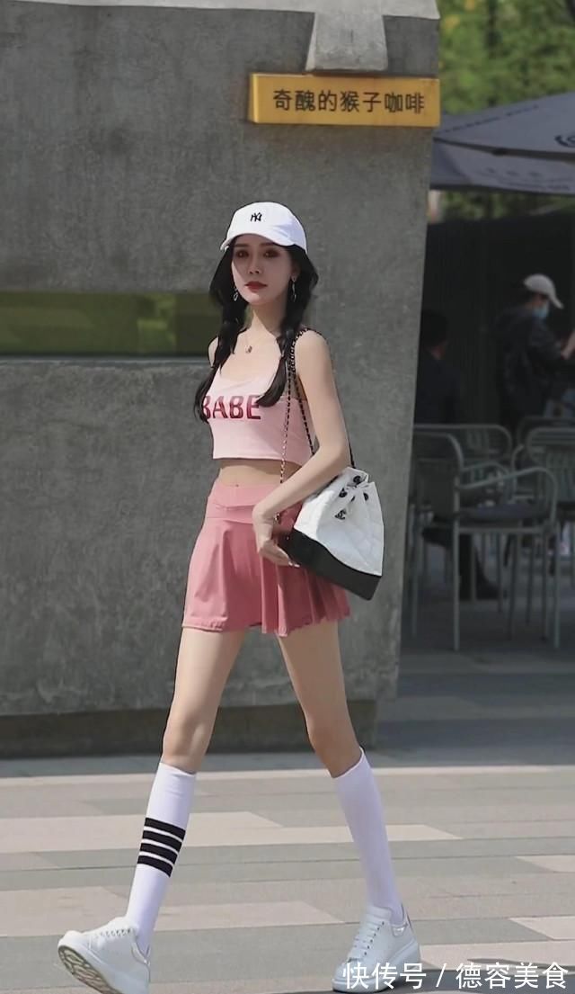 小姐姐 粉色套装吊带背心加小短裤,这个小姐姐的穿搭既甜美又狂野