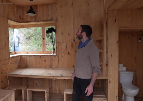 种菜|他用40棵松树,在荒山野林建起小屋,屋顶种菜生活自给自足