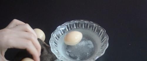 把鸡蛋放白酒里泡一泡,作用真厉害,解决了很多人的困扰,太实用了