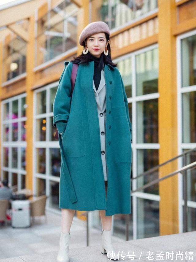 冬天|冬天穿“长大衣+连衣裙”,优雅高级,这才是中年女人该有的打扮
