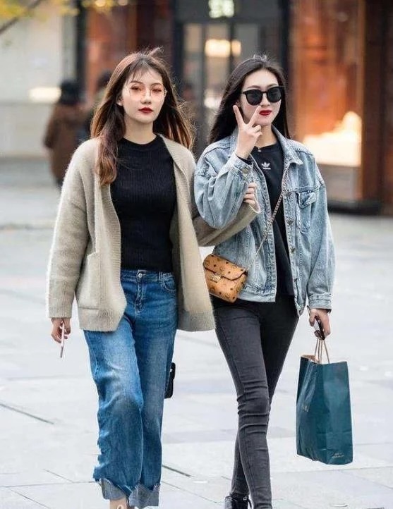 街拍:身材纤细的美女,卫衣配短裙,展现出青春靓丽气息