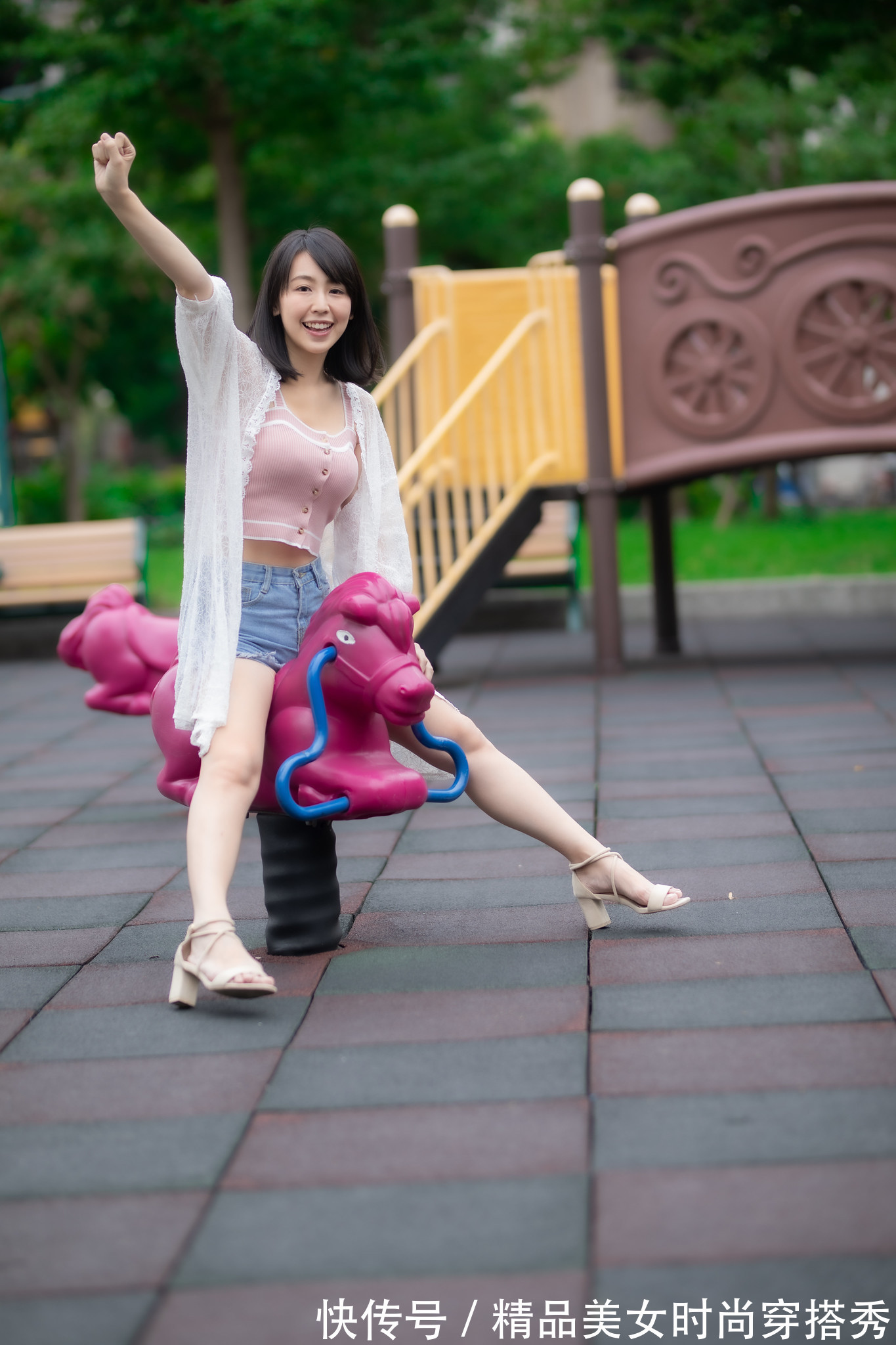 防晒|清凉干净的穿搭才会更吸引眼球，一件吊带、一件防晒长衫足矣