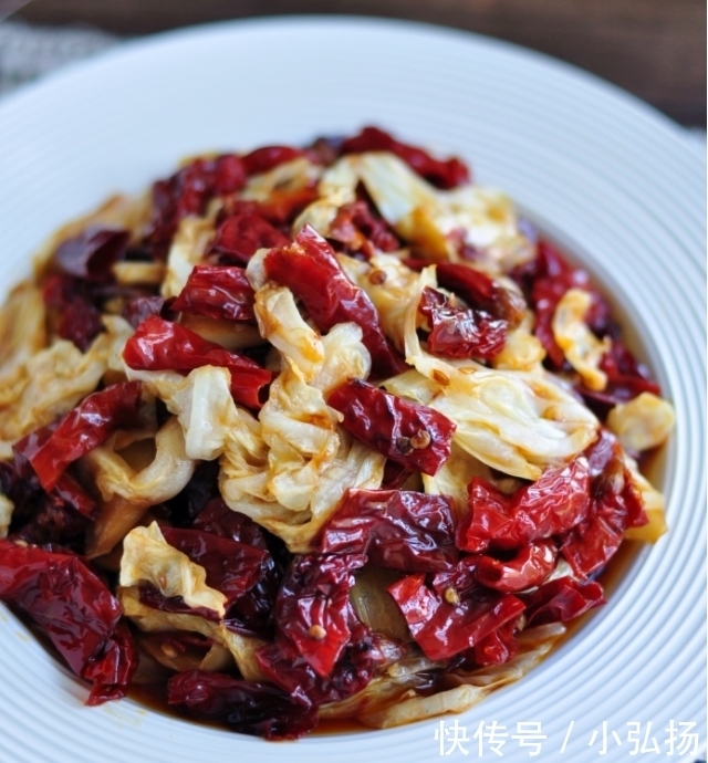 秋冬季节吃白菜,一斤不到三块钱,简单一炒就能上桌