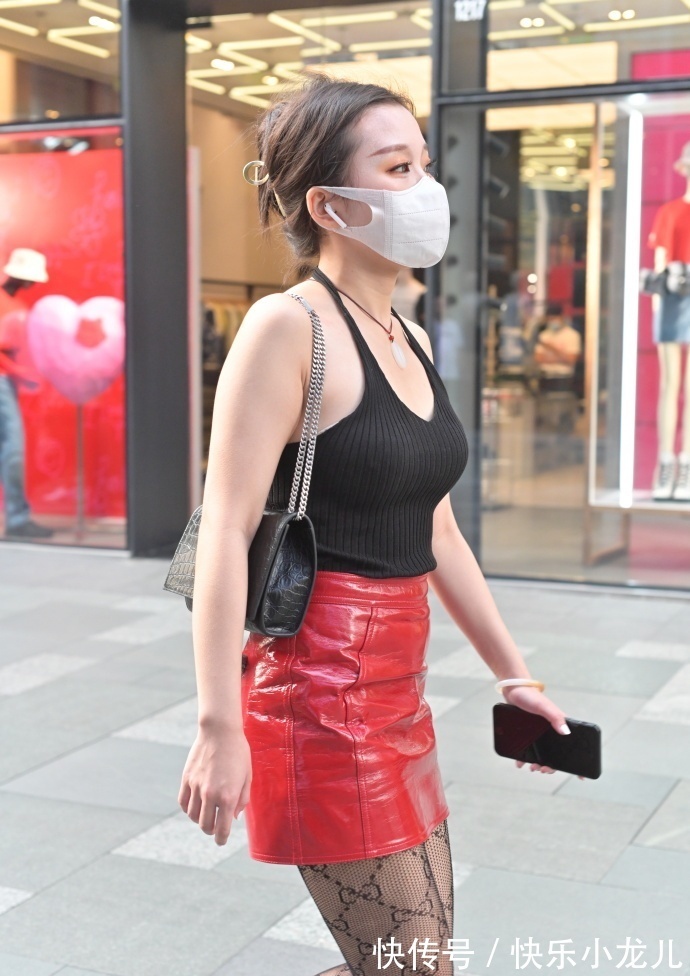 双g|30岁阿姨的红色皮裙,搭配独特,轻松展现时尚美