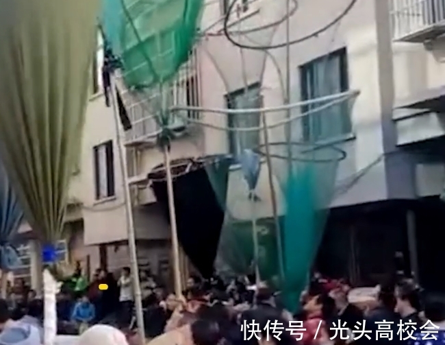 金华一新房上梁仪式现场出现奇特一幕,众人举渔网等候:接红包雨