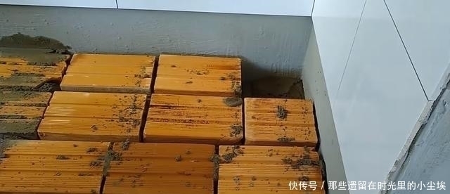 瓦工|瓦工给橱柜加了一层底座,完工后太实用,邻居看了都想重做