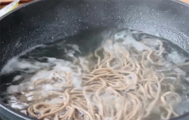 教你在家做荞麦饸饹面,面条筋道又爽滑,怎么煮都不会断