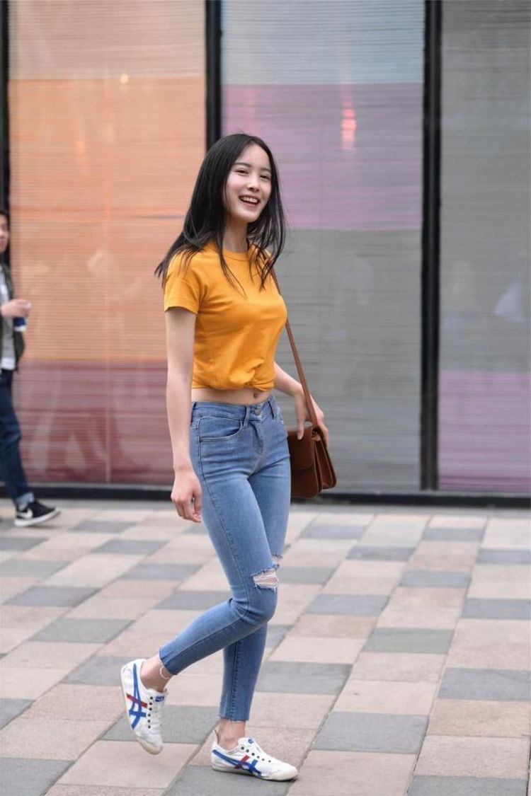 青春|路人街拍,搭配白色的休闲装,轻松穿出青春动感魅力