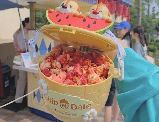 爆米花|迪士尼草莓味儿的爆米花，卖130一桶，里面可是真的有大颗草莓